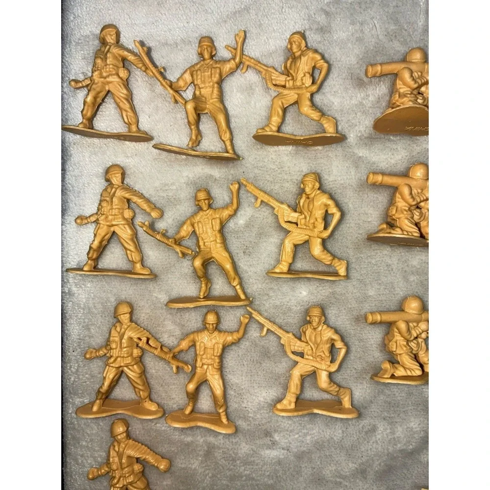 Vintage Plastic Army Men Green Yellow Unbranded 1.75